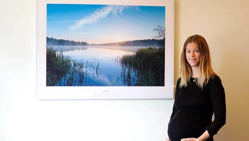 Kunst med naturbilleder skaber ro på fødeafdelingen på OUH